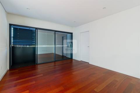 Apartamento T1 com Garagem junto à Praça das Flores