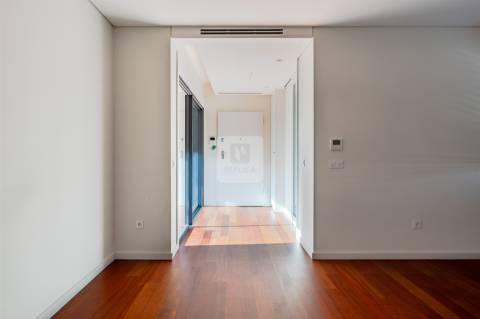 Apartamento T1 com Garagem junto à Praça das Flores