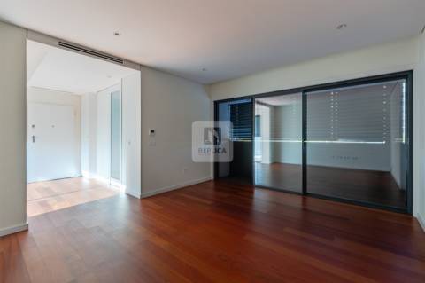 Apartamento T1 com Garagem junto à Praça das Flores