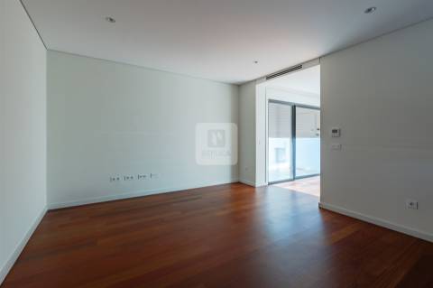 Apartamento T1 com Garagem junto à Praça das Flores