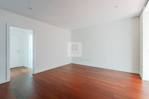 Apartamento T1 com Garagem junto à Praça das Flores