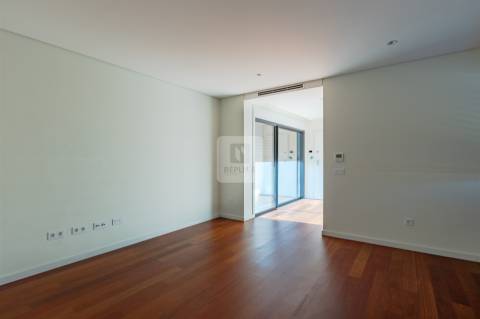 Apartamento T1 com Garagem junto à Praça das Flores