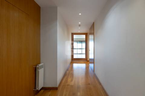 Apartamento T3+1 com Varanda e Vistas Desafogadas em Ramalde