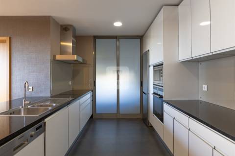 Apartamento T3+1 com Varanda e Vistas Desafogadas em Ramalde