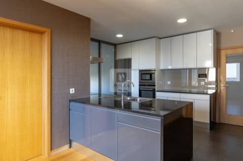 Apartamento T3+1 com Varanda e Vistas Desafogadas em Ramalde