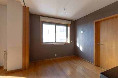 Apartamento T3+1 com Varanda e Vistas Desafogadas em Ramalde