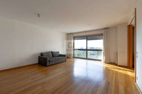 Apartamento T3+1 com Varanda e Vistas Desafogadas em Ramalde