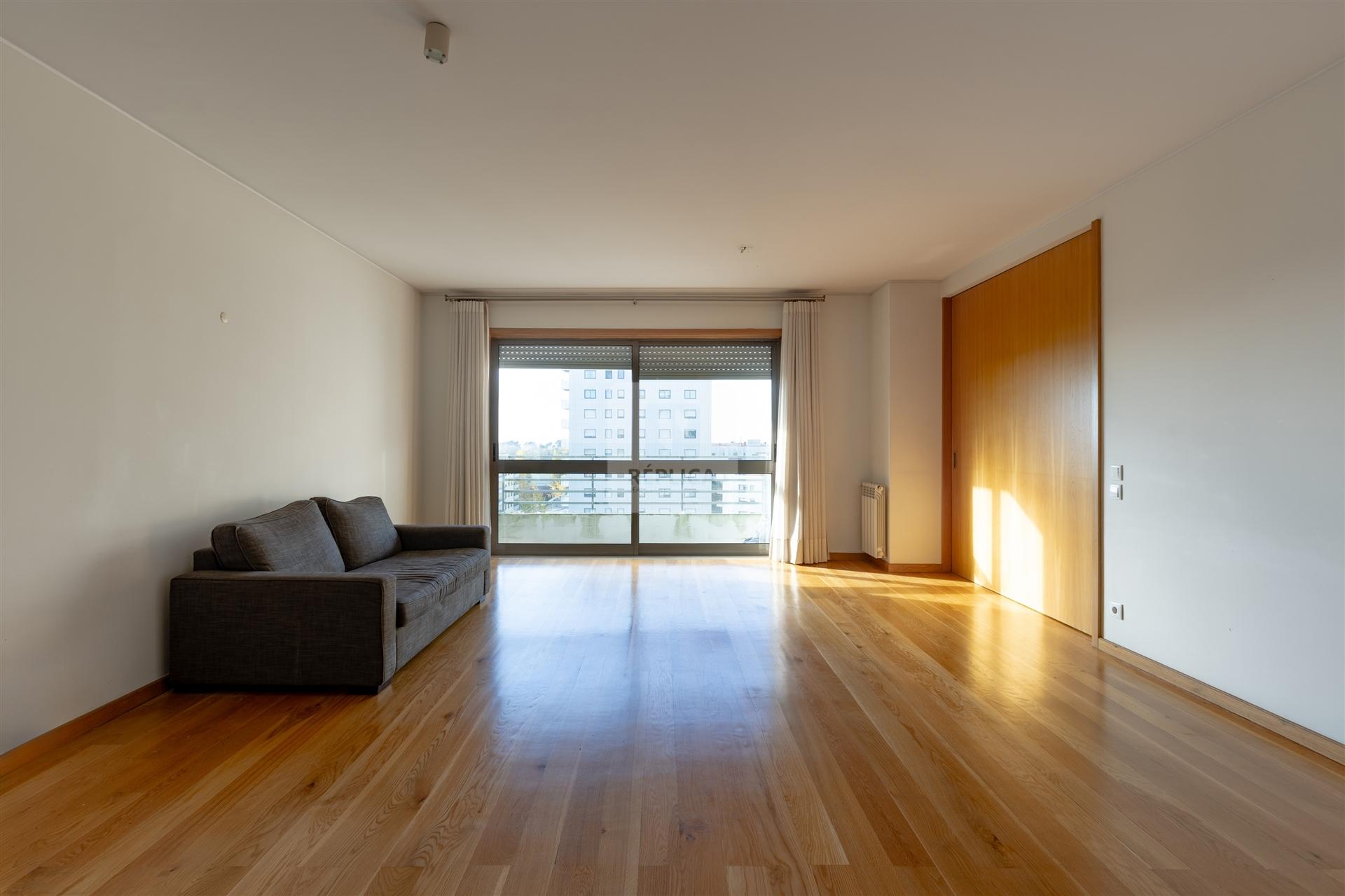 Apartamento T3+1 com Varanda e Vistas Desafogadas em Ramalde