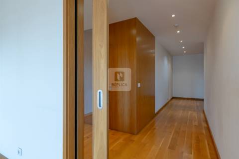 Apartamento T3+1 com Varanda e Vistas Desafogadas em Ramalde