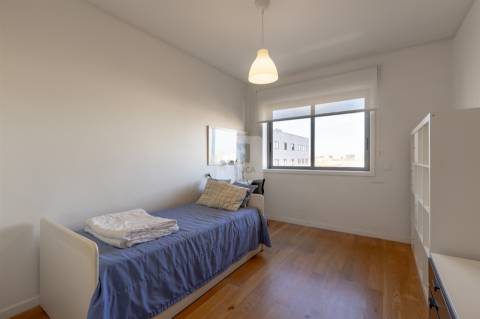 Apartamento T3+1 com Varanda e Vistas Desafogadas em Ramalde