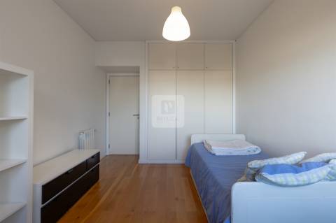 Apartamento T3+1 com Varanda e Vistas Desafogadas em Ramalde