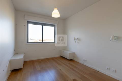 Apartamento T3+1 com Varanda e Vistas Desafogadas em Ramalde