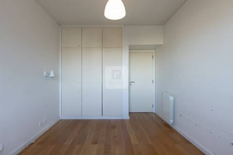 Apartamento T3+1 com Varanda e Vistas Desafogadas em Ramalde