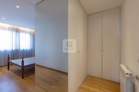 Apartamento T3+1 com Varanda e Vistas Desafogadas em Ramalde