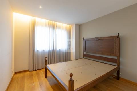 Apartamento T3+1 com Varanda e Vistas Desafogadas em Ramalde