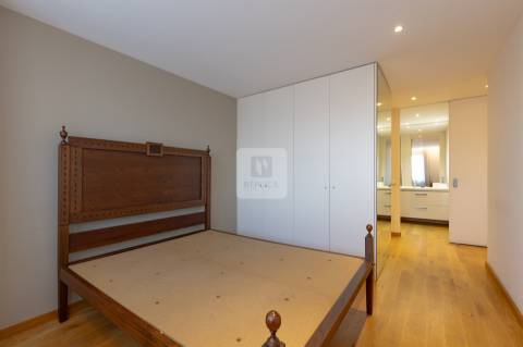 Apartamento T3+1 com Varanda e Vistas Desafogadas em Ramalde