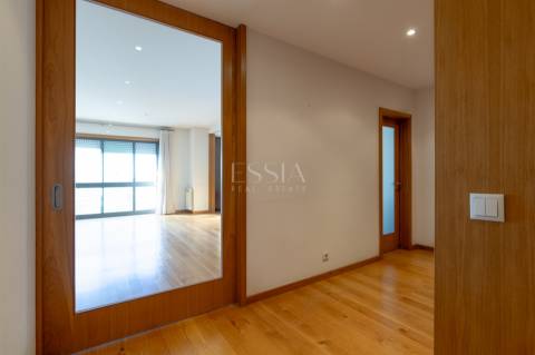 Apartamento T3+1 com Varanda, 2 lugares de garagem e Vistas Desafogadas em Ramalde