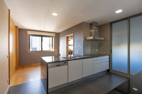 Apartamento T3+1 com Varanda, 2 lugares de garagem e Vistas Desafogadas em Ramalde