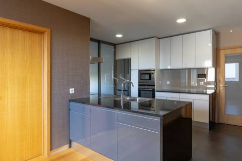 Apartamento T3+1 com Varanda, 2 lugares de garagem e Vistas Desafogadas em Ramalde