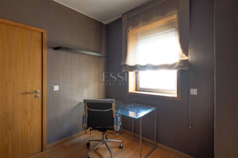 Apartamento T3+1 com Varanda, 2 lugares de garagem e Vistas Desafogadas em Ramalde