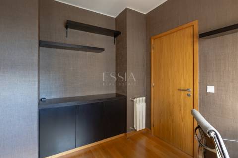 Apartamento T3+1 com Varanda, 2 lugares de garagem e Vistas Desafogadas em Ramalde