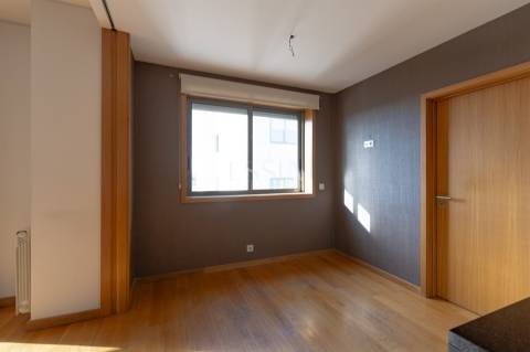 Apartamento T3+1 com Varanda, 2 lugares de garagem e Vistas Desafogadas em Ramalde