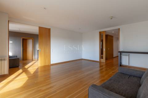 Apartamento T3+1 com Varanda, 2 lugares de garagem e Vistas Desafogadas em Ramalde