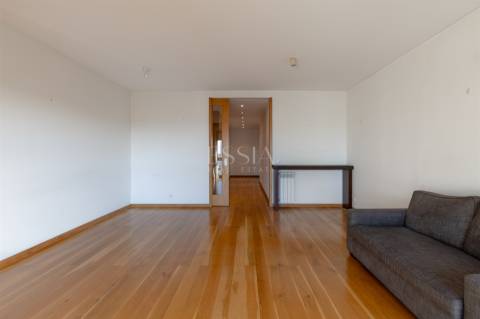 Apartamento T3+1 com Varanda, 2 lugares de garagem e Vistas Desafogadas em Ramalde