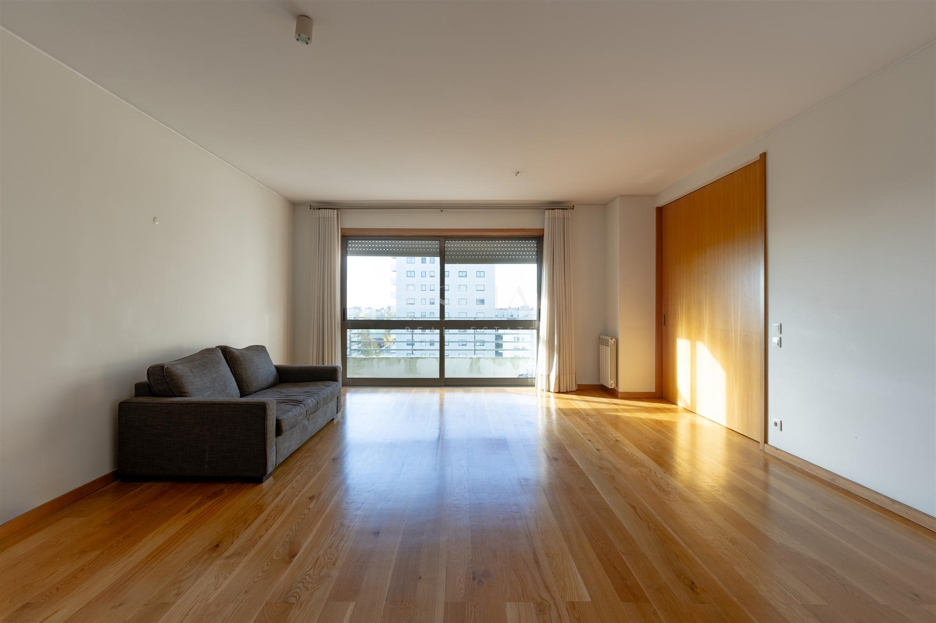 Apartamento T3+1 com Varanda, 2 lugares de garagem e Vistas Desafogadas em Ramalde