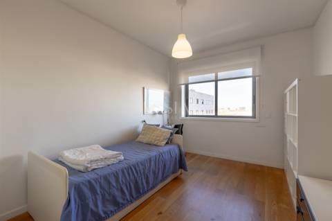 Apartamento T3+1 com Varanda, 2 lugares de garagem e Vistas Desafogadas em Ramalde