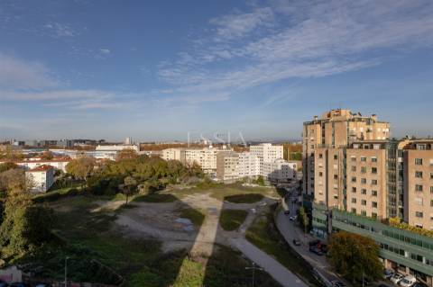 Apartamento T3+1 com Varanda, 2 lugares de garagem e Vistas Desafogadas em Ramalde