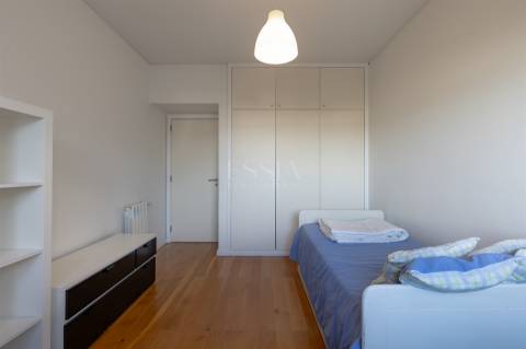 Apartamento T3+1 com Varanda, 2 lugares de garagem e Vistas Desafogadas em Ramalde