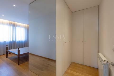 Apartamento T3+1 com Varanda, 2 lugares de garagem e Vistas Desafogadas em Ramalde