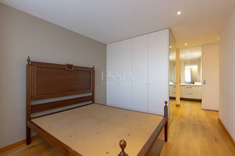 Apartamento T3+1 com Varanda, 2 lugares de garagem e Vistas Desafogadas em Ramalde