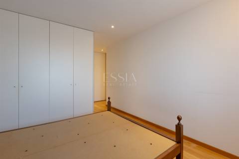 Apartamento T3+1 com Varanda, 2 lugares de garagem e Vistas Desafogadas em Ramalde