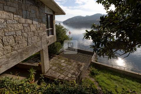 Moradia T5 em Frente de Rio Douro