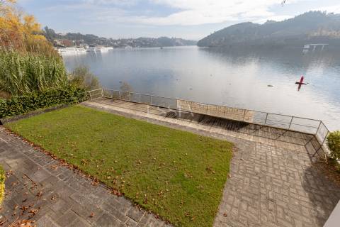 Moradia T5 em Frente de Rio Douro