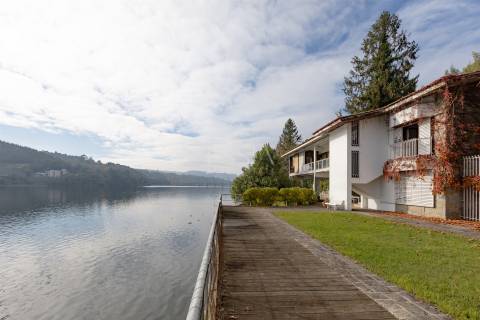 Moradia T5 em Frente de Rio Douro
