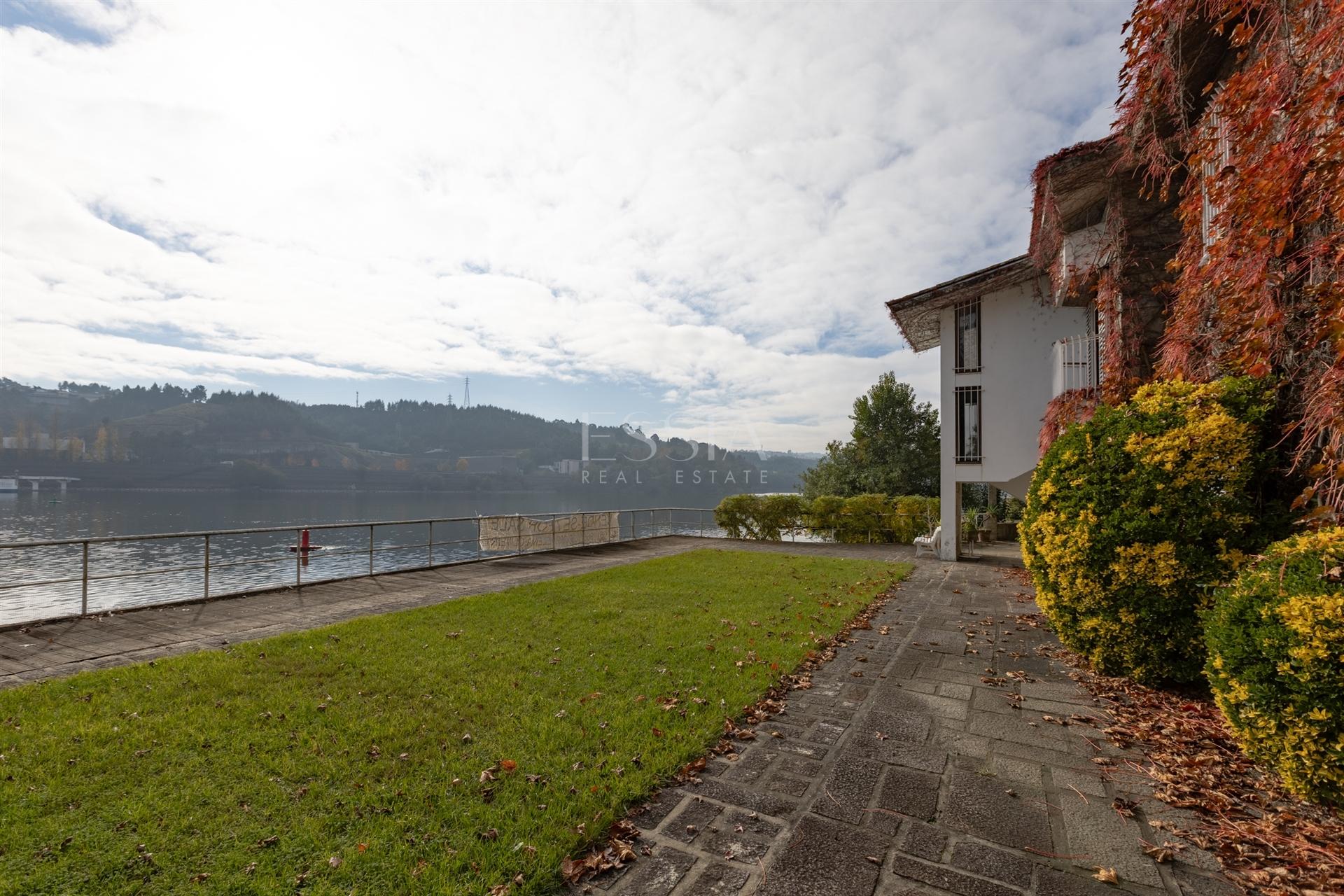 Moradia T5 em Frente de Rio Douro