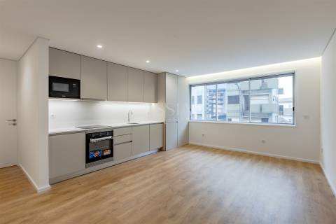 Apartamento T2 próximo à Rotunda da Boavista, Porto