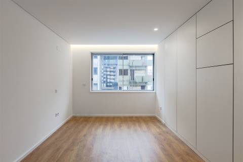 Apartamento T2 próximo à Rotunda da Boavista, Porto