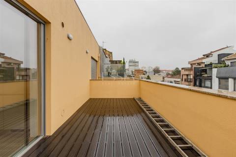 Apartamento T2 no Último Piso com Terraço na Boavista, Porto
