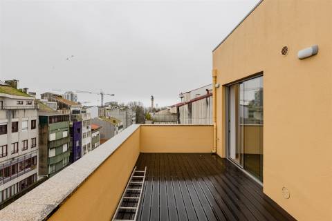 Apartamento T2 no Último Piso com Terraço na Boavista, Porto