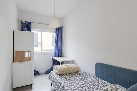 Apartamento T4 nas Antas, junto à Av. Fernão de Magalhães