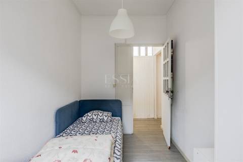 Apartamento T4 nas Antas, junto à Av. Fernão de Magalhães