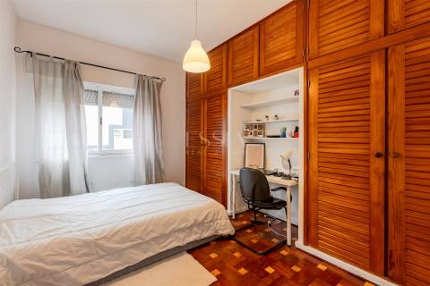 Apartamento T4 nas Antas, junto à Av. Fernão de Magalhães