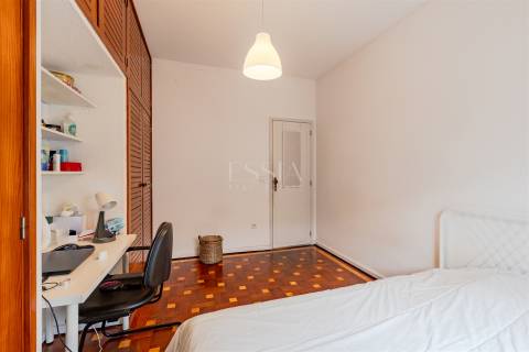 Apartamento T4 nas Antas, junto à Av. Fernão de Magalhães