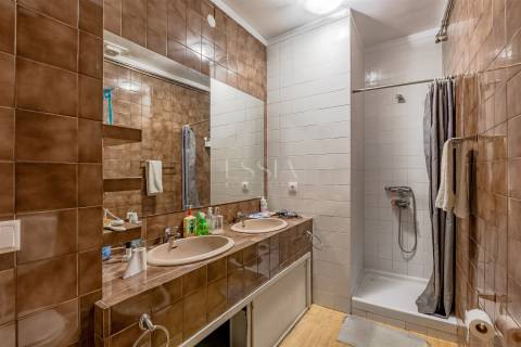 Apartamento T4 nas Antas, junto à Av. Fernão de Magalhães