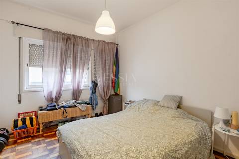 Apartamento T4 nas Antas, junto à Av. Fernão de Magalhães