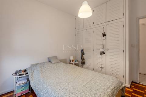 Apartamento T4 nas Antas, junto à Av. Fernão de Magalhães